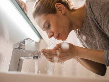 &iquest;Agua fr&iacute;a o caliente? La temperatura ideal para lavarse la cara, seg&uacute;n dermat&oacute;logos