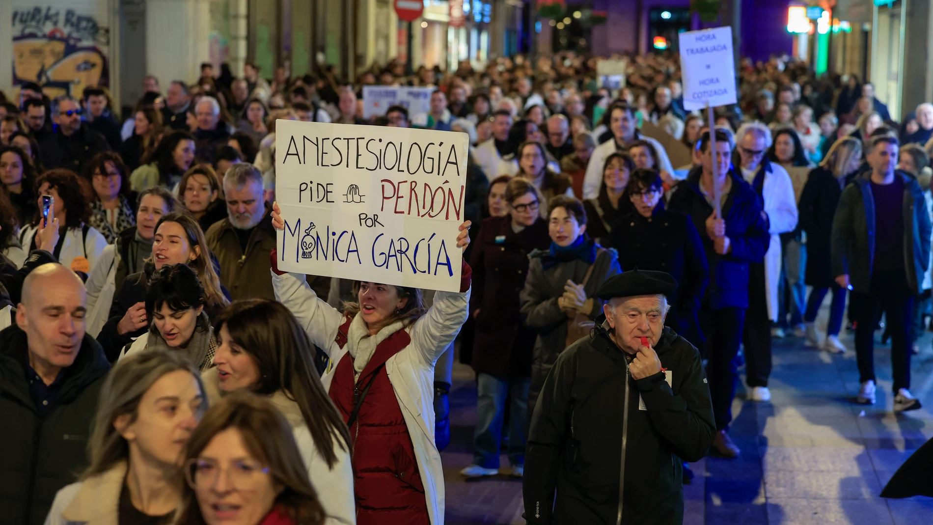 ZARAGOZA, 20/02/2026.- Decenas de médicos participan este viernes en una nueva jornada de huelga en Zaragoza. Los médicos en España completaron este viernes la primera semana de una serie de huelgas contra la nueva normativa del sector, convocadas hasta junio por sindicatos pequeños y propios de estos profesionales que no sienten que la negociación de un estatuto sanitario con el Gobierno les haya tenido en cuenta. EFE/ Javier Cebollada