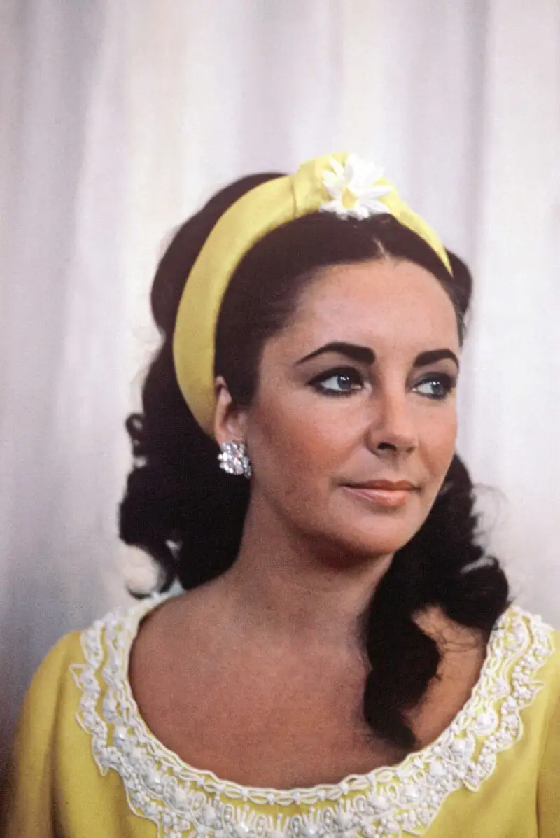 Elizabeth Taylor con diadema.