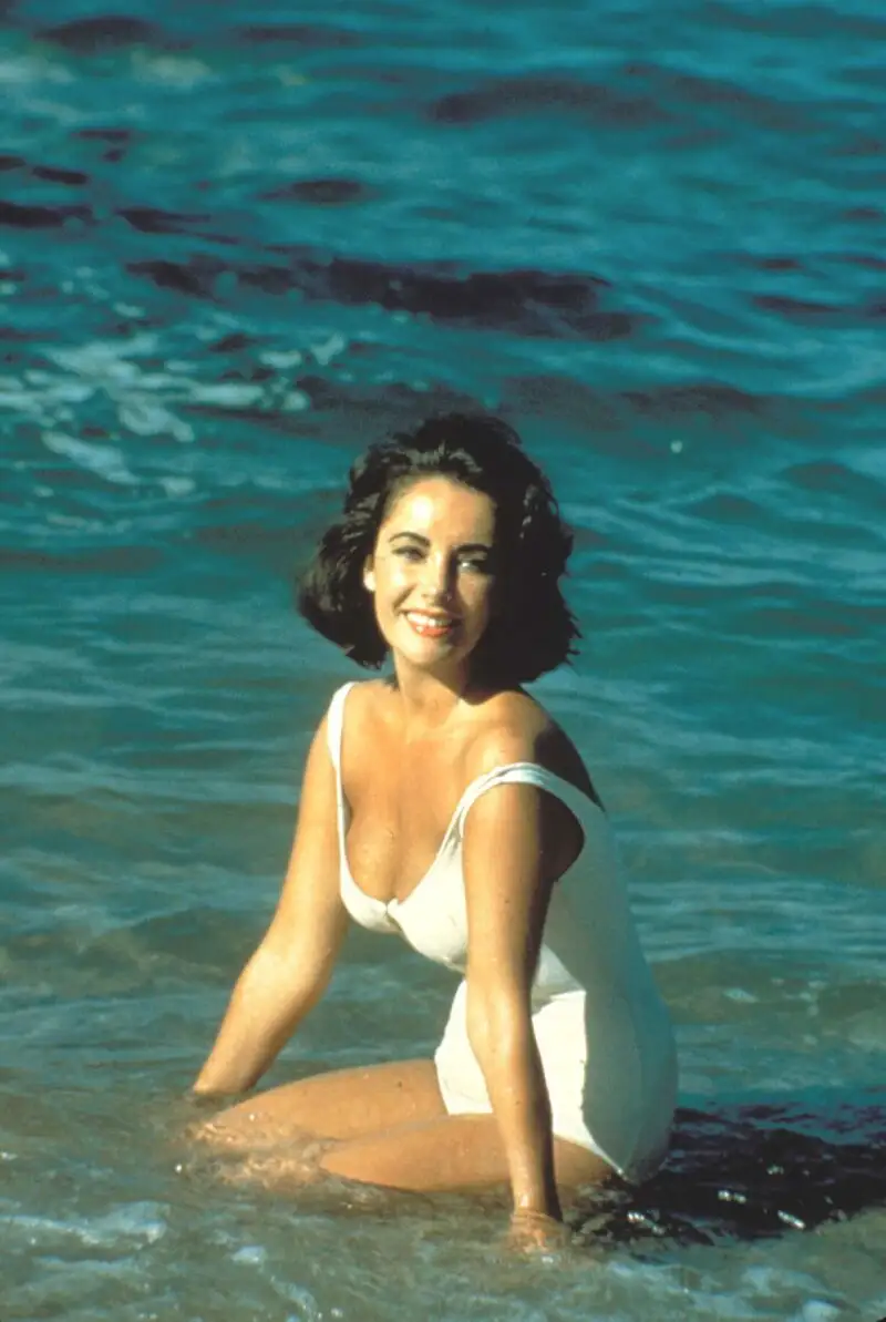 Elizabeth Taylor con bañador.