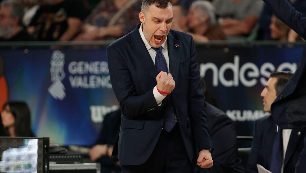 Paolo Galbiati, técnico del Baskonia, celebra una acción defensiva de los vitorianos