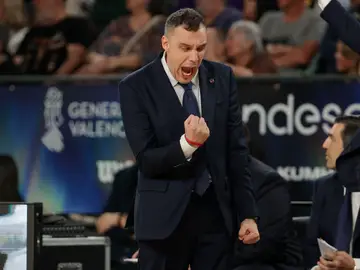Paolo Galbiati, técnico del Baskonia, celebra una acción defensiva de los vitorianos Paolo Galbiati, técnico del Baskonia, celebra una acción defensiva de los vitorianos