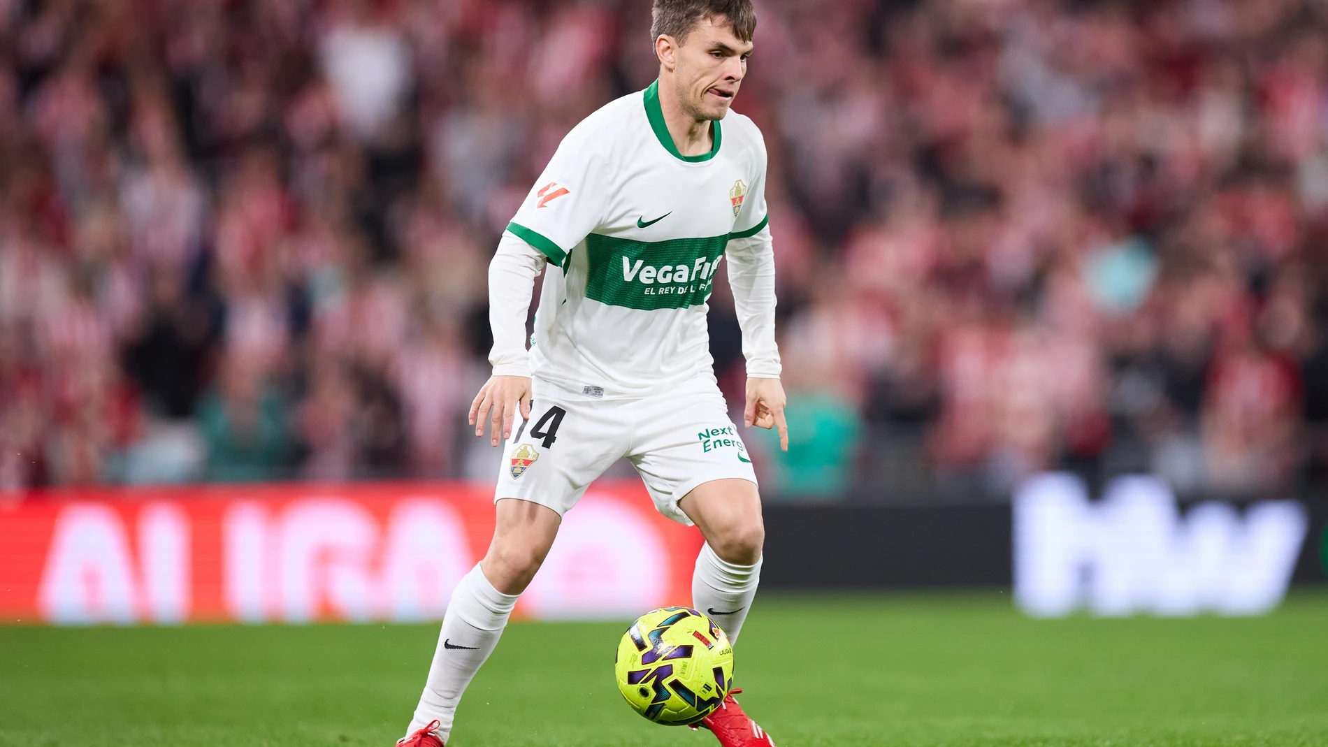Aleix Febas of Elche CF in action during the LaLiga EA Sports match between Athletic Club and Elche CF at San Mames on February 20, 2026, in Bilbao, Spain. AFP7 20/02/2026 ONLY FOR USE IN SPAIN