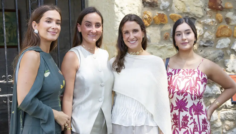 María Pombo junto a sus hermanas Lucía y Marta, además de Gabriela Toral