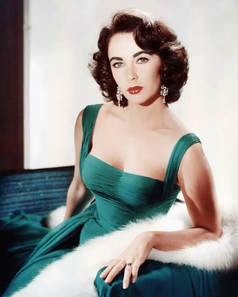 Elizabeth Taylor con vestido de escote cuadrado.