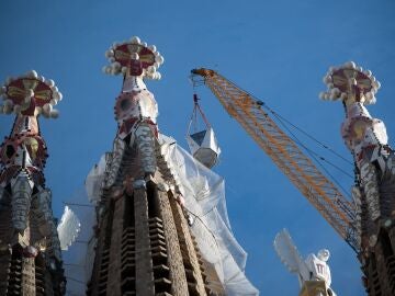 CATALUNYA.-V&Iacute;DEO: La Sagrada Familia coloca el brazo superior de la torre de Jesucristo y pasa a ser la iglesia m&aacute;s alta del mundo
