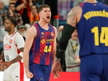 Parra celebra una canasta ante el UCAM Murcia