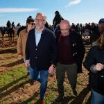 El candidato de Vox a la Presidencia de la Junta, Carlos Poll&aacute;n, asiste junto al jefe de la delegaci&oacute;n del partido en Bruselas Jorge Buxad&eacute;, a la celebraci&oacute;n del Campeonato de Espa&ntilde;a de Galgos en Nava del Rey