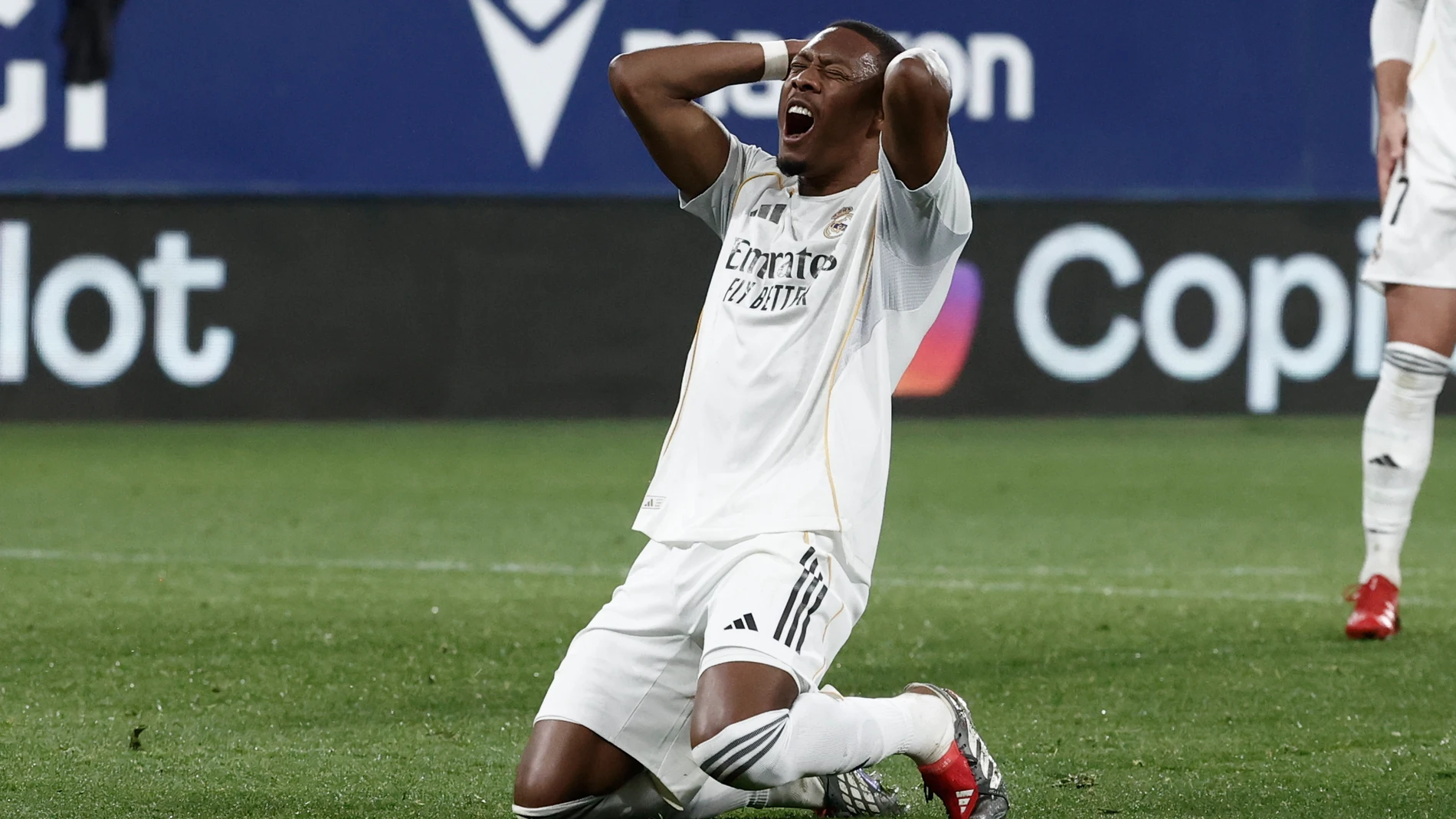PAMPLONA, 21/02/2026.- El defensa austriaco del Real Madrid David Alaba reacciona tras una ocasión durante el partido de la jornada 25 de LaLiga EA Sports que disputan el CA Osasuna y el Real Madrid este sábado, en el estadio El SADAR de Pamplona. EFE/ Jesús Diges