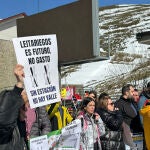 Vecinos y comerciantes de Laciana (Le&oacute;n) protagonizan una cacerolada para exigir mejoras en la estaci&oacute;n de esqu&iacute; de Leitariegos