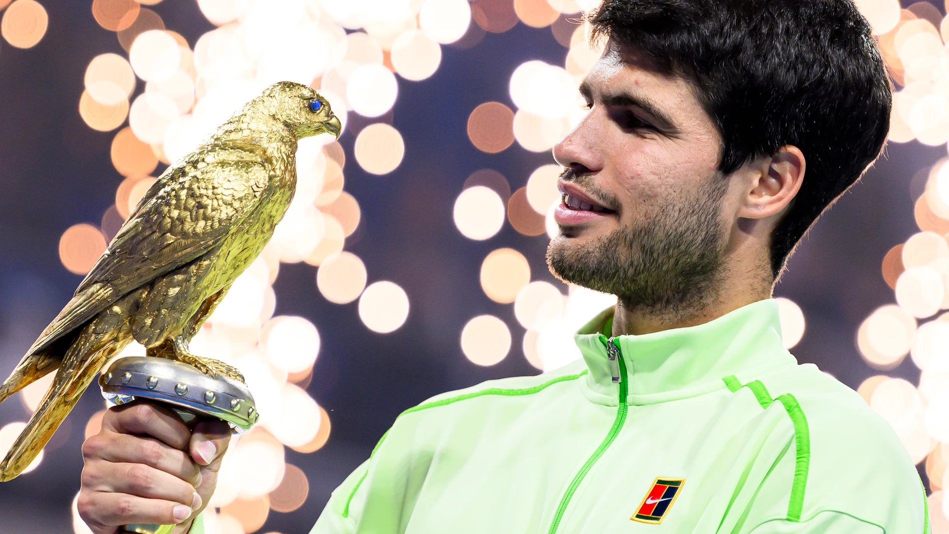 Doha (Qatar), 21/02/2026.- Carlos Alcaraz of Spain poses with the trophy after winning the men's Singles finals against Arthur Fils of France at the ATP Qatar Open tennis tournament in Doha, Qatar, 21 February 2026. (Tenis, Francia, España, Catar) EFE/EPA/NOUSHAD THEKKAYIL
