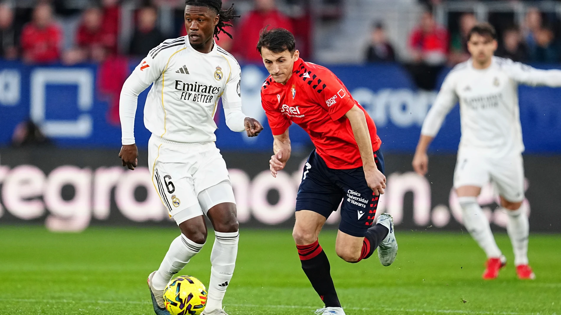 Real Madrid's Eduardo Camavinga, left, vies for the ball with Osasuna's Ante Budimir during a Spanish La Liga soccer match between Osasuna and Real Madrid in Pamplona, Spain, Saturday, Feb. 21, 2026. (AP Photo/Miguel Oses)