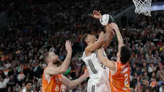 Semifinales Copa del Rey de baloncesto. Valencia Basket - Real Madrid VALENCIA, 21/02/2026.- El pívot del Real Madrid Edy Tavares (c) entra a canasta este sábado, durante el partido de semifinales de la Copa del Rey de Baloncesto que Valencia Basket y Real Madrid disputan en el estadio Roig Arena de Valencia. EFE/ Manuel Bruque