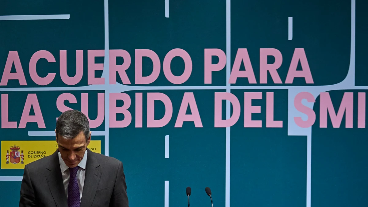 El Presidente del Gobierno, Pedro Sánchez, preside la firma del acuerdo para la subida del salario mínimo interprofesional (SMI) de 2026, en la sede del Ministerio de Trabajo y Economía Social. Asisten Yolanda Díaz, Unai Sordo (CC.OO.) y Pepe Álvarez (UGT)