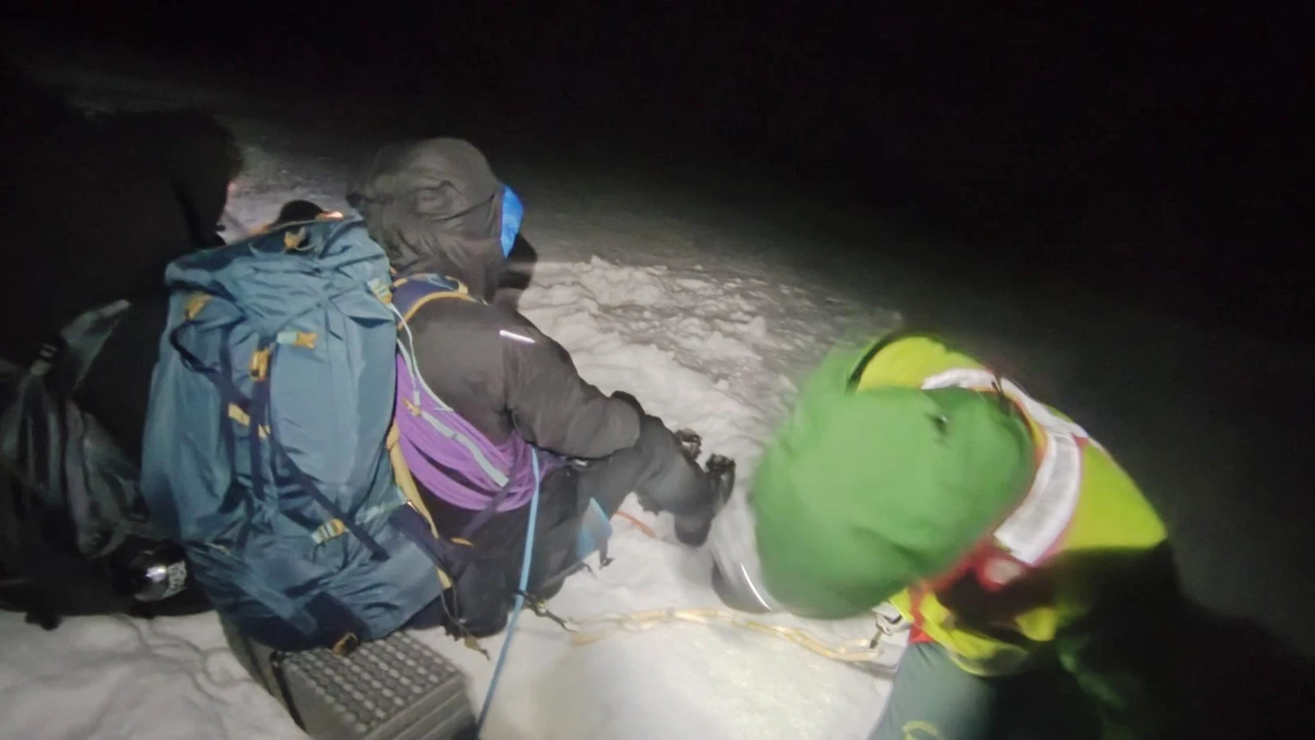 Rescatados cuatro jóvenes tras caer por una ladera helada en Peñalara, en Segovia