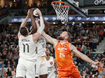 Hezonja y Garuba luchan por un rebote ante Costello