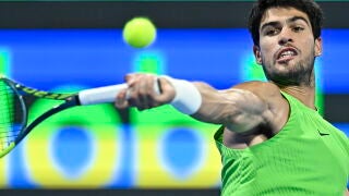 Doha (Qatar), 21/02/2026.- Carlos Alcaraz of Spain in action against Arthur Fils of France during their men's singles final match at the Qatar Open tennis tournament in Doha, Qatar, 21 February 2026. (Tenis, Francia, Espa&ntilde;a, Catar) EFE/EPA/NOUSHAD THEKKAYIL 