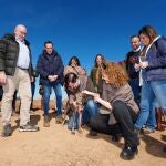 El presidente y candidato del Partido Popular, Alfonso Fern&aacute;ndez Ma&ntilde;ueco, saluda a la galga zamorana Uva de El Verdejo, en presencia de Mar&iacute;a Gonz&aacute;lez Corral, Conrado &Iacute;scar, Jes&uacute;s Julio Carnero y Mar&iacute;a Pardo, entre otros