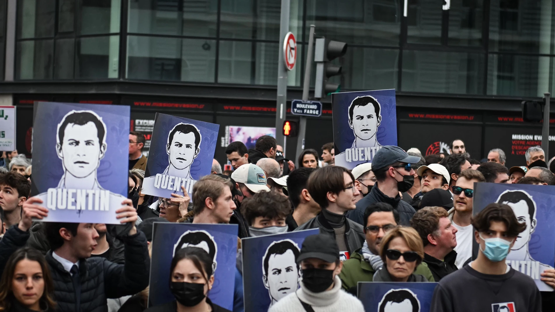 LYON (France), 21/02/2026.- Activists gather near Place Jean Jaures in Lyon, France, 21 February 2026, during a march in tribute to late far-right sympathiser Quentin Debranque. 23-year-old student Quentin Debranque died after sustaining a severe brain injury when he was attacked by at least six people on the sidelines of a far-right protest against a left-wing politician speaking at a university in the southeastern city of Lyon on 12 February. (Protestas, Francia) EFE/EPA/FIRAS ABDULAH