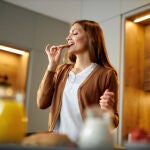 Qu&eacute; comer sano entre horas: ideas de snacks saludables para que no te sientas mal