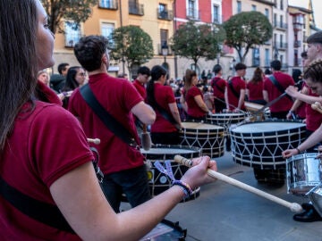 LOGRO&Ntilde;O, 21/02/2026.- Concentraci&oacute;n y concurso de bandas de Semana Santa celebrado este s&aacute;bado en Logro&ntilde;o, en la Plaza de San Bartolom&eacute;, con la participaci&oacute;n de cuadrillas y secciones de percusi&oacute;n de diferentes comunidades aut&oacute;nomas, llenando el centro hist&oacute;rico de ritmo, tradici&oacute;n y hermandad. EFE/ Fernando D&iacute;az 