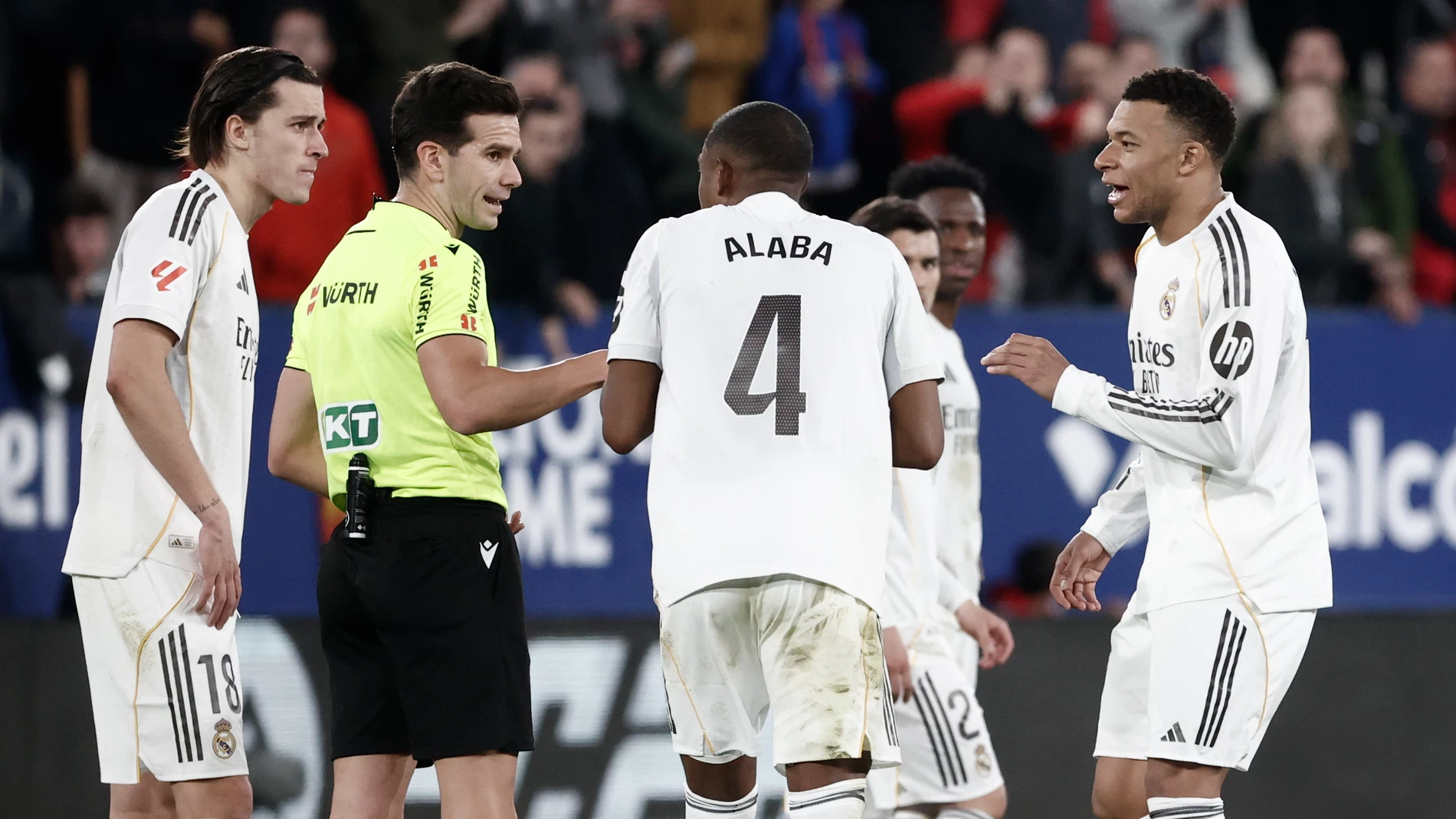PAMPLONA, 21/02/2026.- Los jugadores del Real Madrid se quejan al árbitro durante el partido de la jornada 25 de LaLiga que disputan CA Osasuna y Real Madrid, este sábado en el estadio de El Sadar, en Pamplona. EFE/ Jesús Diges