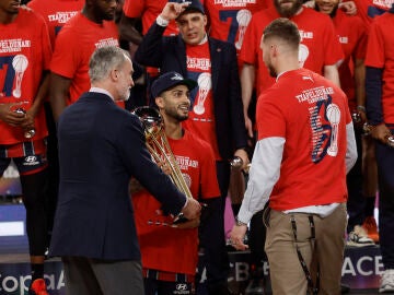 VALENCIA, 22/02/2026.- El rey Felipe VI (i) entrega el trofeo de campeones a los jugadores del Baskonia al t&eacute;rmino de la final de la Copa del Rey que disputan este domingo Real Madrid y Baskonia en el Roig Arena de Valencia. EFE/ Kai F&ouml;rsterling 