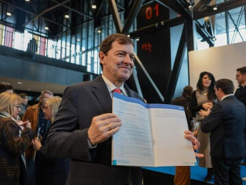 El candidato del PP a la Presidencia de la Junta de Castilla y Le&oacute;n, Alfonso Fern&aacute;ndez Ma&ntilde;ueco, muestra el programa electoral