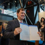 El candidato del PP a la Presidencia de la Junta de Castilla y Le&oacute;n, Alfonso Fern&aacute;ndez Ma&ntilde;ueco, muestra el programa electoral