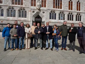 El portavoz nacional de Vox, José Antonio Fúster, y el candidato a la Presidencia de la Junta de Castilla y León, Carlos Pollán, atienen a los medios tras reunirse con la Asociación de Amigos del Patrimonio Cultural de León, Promonumenta El portavoz nacional de Vox, José Antonio Fúster, y el candidato a la Presidencia de la Junta de Castilla y León, Carlos Pollán, atienen a los medios tras reunirse con la Asociación de Amigos del Patrimonio Cultural de León, Promonumenta