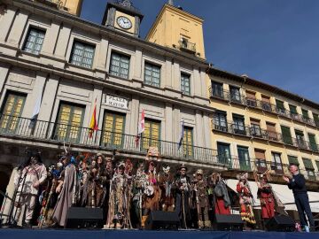 El alcalde de Segovia, Jos&eacute; Mazar&iacute;as, aplaude a una de las agrupaciones premiadas en el Carnaval