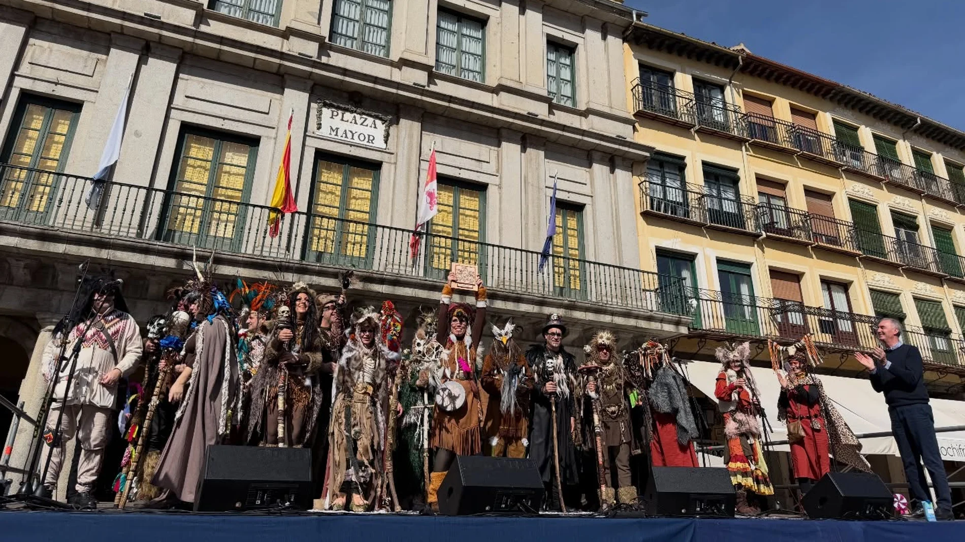 El alcalde de Segovia, José Mazarías, aplaude a una de las agrupaciones premiadas en el Carnaval