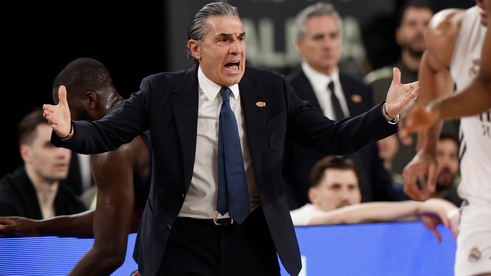 VALENCIA, 22/02/2026.- El entrenador del Real Madrid, Sergio Scariolo, durante la final de la Copa del Rey que disputan este domingo Real Madrid y Baskonia en el Roig Arena de Valencia. EFE/ Kai Försterling