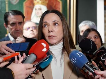 La cabeza de lista a las Cortes por Le&oacute;n, Maria Jos&eacute; &Aacute;lvarez, atiende a los medios de comunicaci&oacute;n