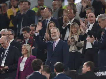 LLEGADA DEL REY FELIPE VI El rey Felipe VI saluda antes del inicio de la final de la Copa del Rey de baloncesto que disputan este Domingo Real Madrid y Baskonia en el Roig Arena, en Valencia. EFE / Kai Forsterling.
