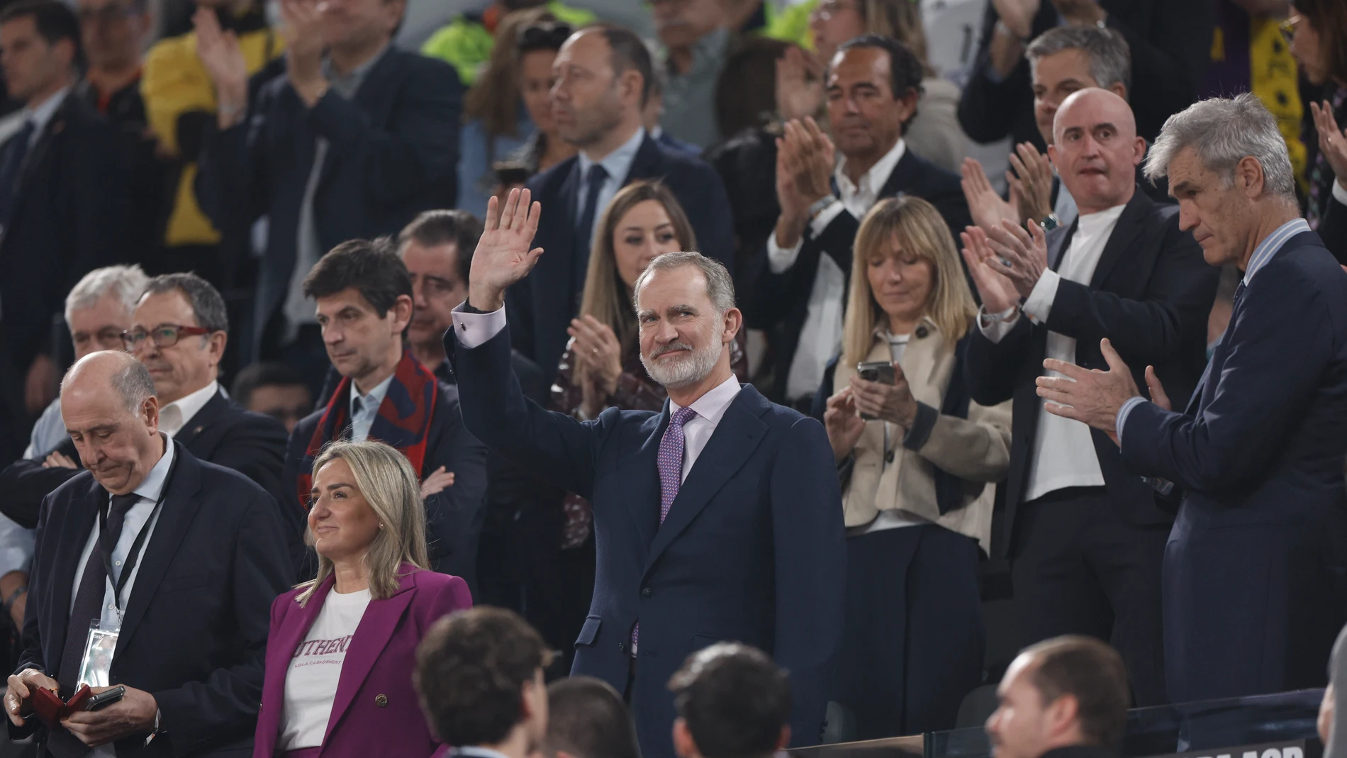 El rey Felipe VI saluda antes del inicio de la final de la Copa del Rey de baloncesto que disputan este Domingo Real Madrid y Baskonia en el Roig Arena, en Valencia. EFE / Kai Forsterling.