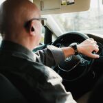 La DGT avisa: llevar abrigo al volante puede costarte una multa de hasta 200 euros