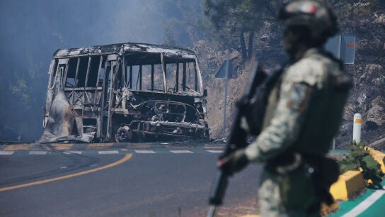 La violencia sacude México tras la muerte de El Mencho en un operativo ...