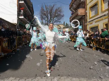 XXVIII Desfile Provincial de Carrozas y Comparsas, del carnaval de la localidad abulense de Cebreros CEBREROS (ÁVILA), 22/02/2026.- Vista este domingo del XXVIII Desfile Provincial de Carrozas y Comparsas, del carnaval de la localidad abulense de Cebreros, declarado desde 2021 Fiesta de Interés Turístico Nacional. EFE/ Raúl Sanchidrián