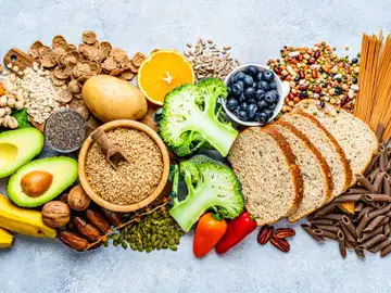 Los mejores alimentos para mejorar la digestión después de comidas pesadas Los mejores alimentos para mejorar la digestión después de comidas pesadas