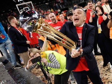 VALENCIA, 22/02/2026.- El t&eacute;cnico italiano de Baskonia Paolo Galbiati celebra su victoria en la final de la Copa del Rey tras derrotar al Real Madrid en el encuentro que han disputado este domingo en el Roig Arena de Valencia. EFE/ Kai F&ouml;rsterling. 