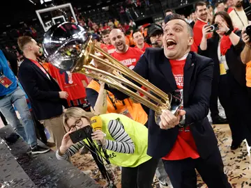 Final - Real Madrid vs. Baskonia VALENCIA, 22/02/2026.- El técnico italiano de Baskonia Paolo Galbiati celebra su victoria en la final de la Copa del Rey tras derrotar al Real Madrid en el encuentro que han disputado este domingo en el Roig Arena de Valencia. EFE/ Kai Försterling.