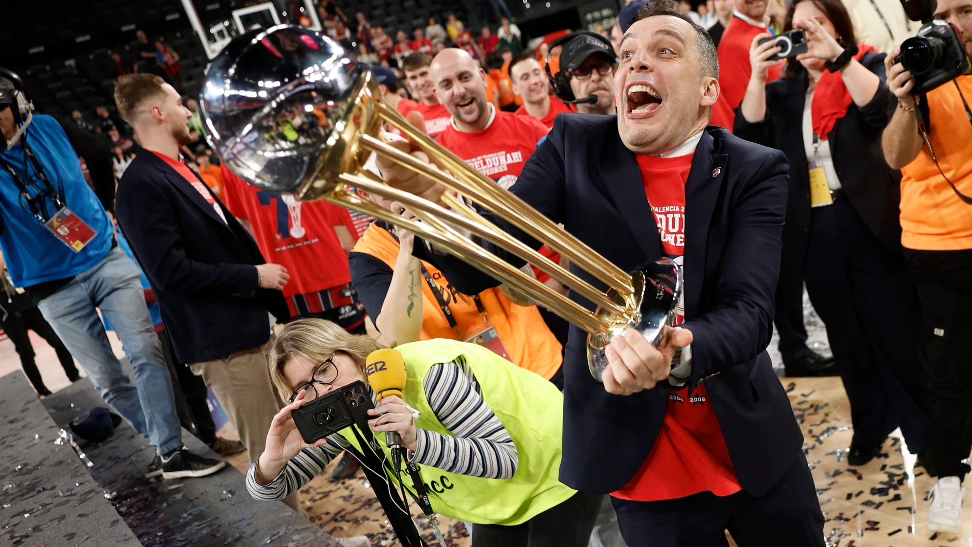 VALENCIA, 22/02/2026.- El técnico italiano de Baskonia Paolo Galbiati celebra su victoria en la final de la Copa del Rey tras derrotar al Real Madrid en el encuentro que han disputado este domingo en el Roig Arena de Valencia. EFE/ Kai Försterling.