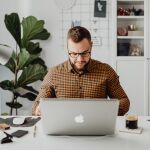 La Justicia avala el despido de un empleado que se autollamaba para eludir atender a clientes mientras teletrabajaba