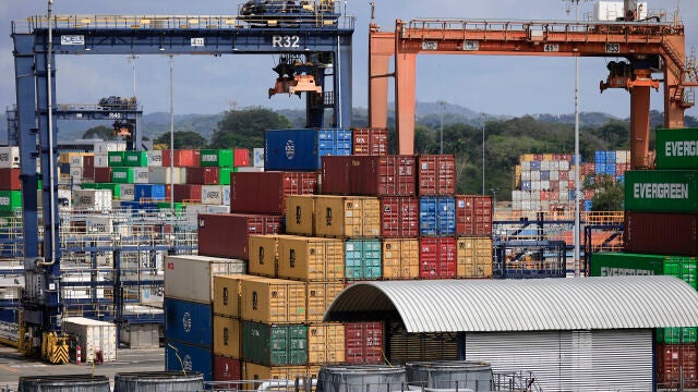 AME7742. CIUDAD DE PANAM&Aacute; (PANAM&Aacute;), 23/02/2026.- Fotograf&iacute;a que muestra contenedores de carga este lunes, en el Puerto de Balboa en Ciudad de Panam&aacute; (Panam&aacute;). El Gobierno de Panam&aacute; tom&oacute; el control de dos puertos cercanos al Canal cuya concesi&oacute;n, en manos de una filial del conglomerado chino CK Hutchison, qued&oacute; anulada por un fallo judicial inapelable. EFE/ Bienvenido Velasco