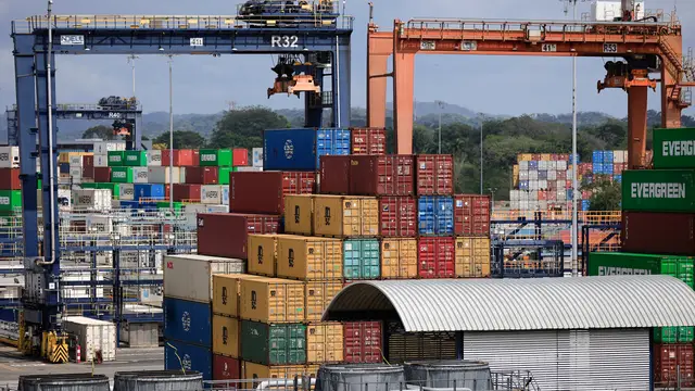 Fotografía que muestra contenedores de carga este lunes, en el Puerto de Balboa en Ciudad de Panamá (Panamá). El Gobierno de Panamá tomó el control de dos puertos cercanos al Canal cuya concesión, en manos de una filial del conglomerado chino CK Hutchison, quedó anulada por un fallo judicial inapelable AME7742. CIUDAD DE PANAMÁ (PANAMÁ), 23/02/2026.- Fotografía que muestra contenedores de carga este lunes, en el Puerto de Balboa en Ciudad de Panamá (Panamá). El Gobierno de Panamá tomó el control de dos puertos cercanos al Canal cuya concesión, en manos de una filial del conglomerado chino CK Hutchison, quedó anulada por un fallo judicial inapelable. EFE/ Bienvenido Velasco