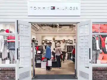 Tommy Hilfiger se desploma de precio y sus polos, sudaderas y básicos están desapareciendo en muchas tallas Tommy Hilfiger