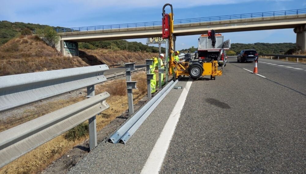 Obras de mantenimiento en una carretera de la Comunidad de Madrid