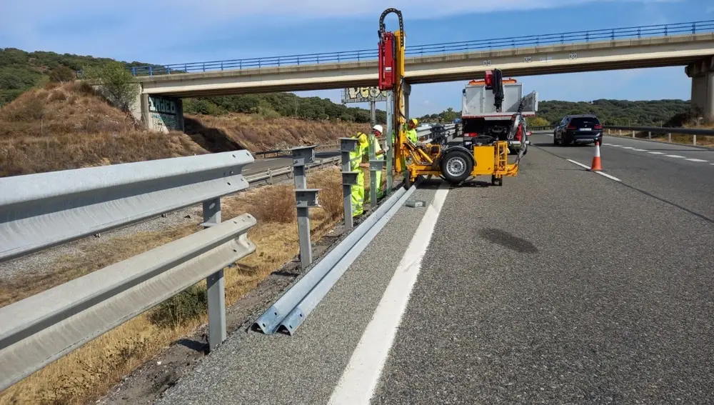 Obras de mantenimiento en una carretera de la Comunidad de Madrid