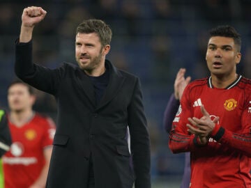 Manchester United's coach Michael Carrick and Manchester United's Casemiro walk off the pitch after the Premier League soccer match between Manchester United and Everton in Liverpool, England, Monday, Feb. 23, 2026. (AP Photo/Ian Hodgson)